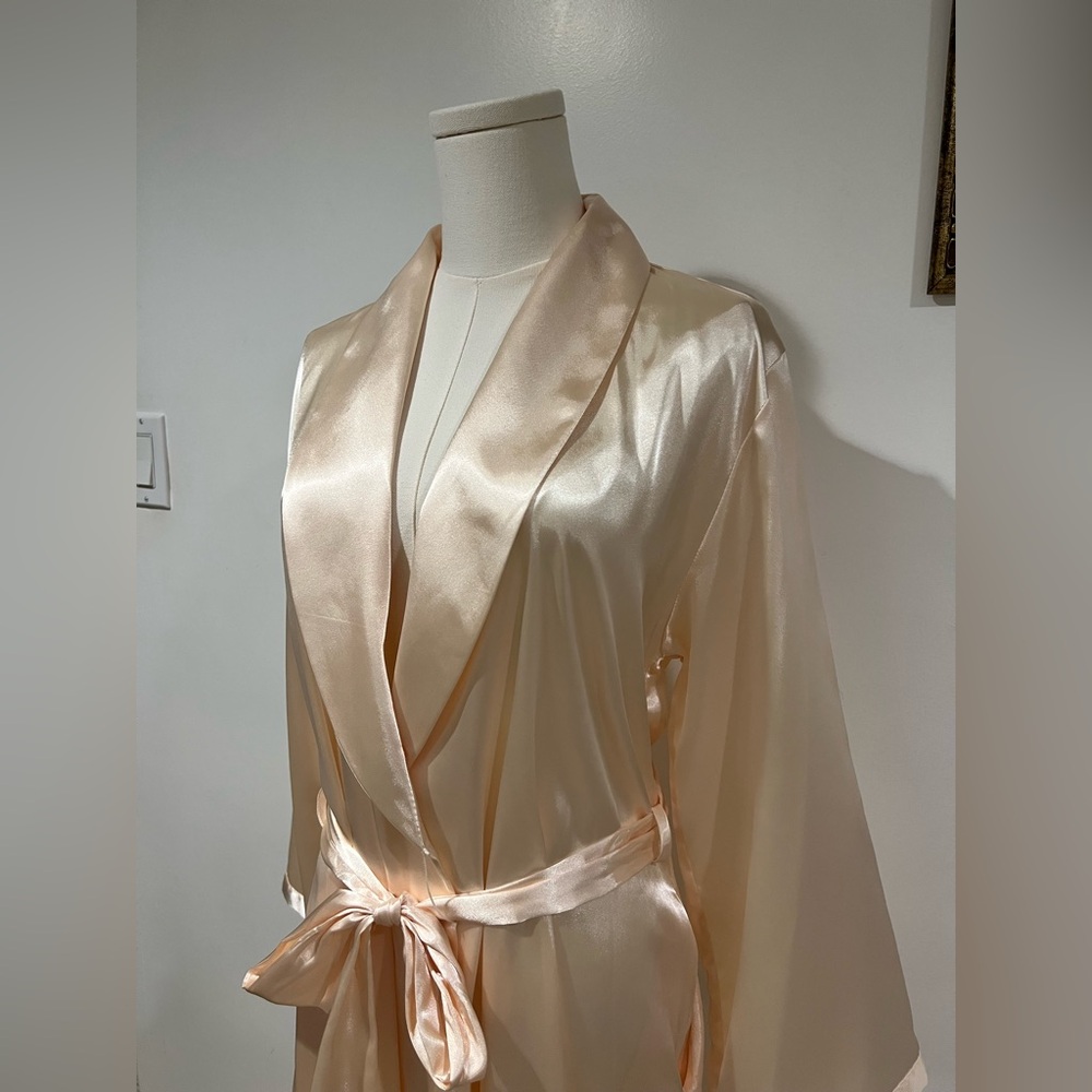Jones New York Cream Satin Robe - Picture 3 of 8